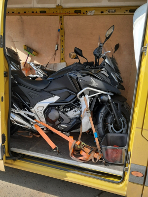 perevozka-motociklov-motoevakuator-2 perevozka-motociklov-motoevakuator-2